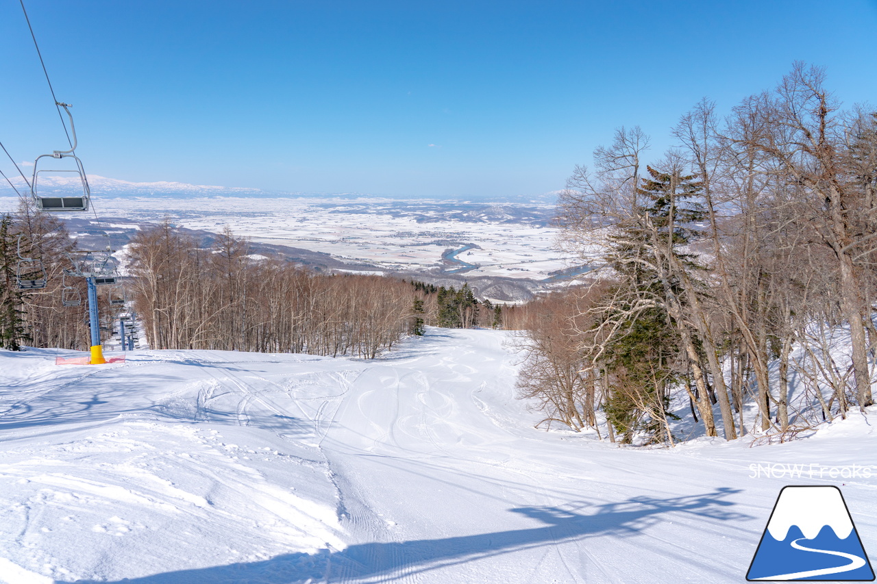 カムイスキーリンクス｜山頂から山麓までゲレンデには積雪たっぷり＆最新の自動券売機導入でチケット購入時の待ち時間も短縮。最高に気持ちの良い春スキーを楽しみましょう(^_-)-☆